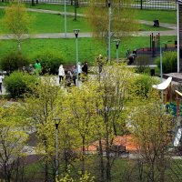 В парке звучат военные песни. :: Татьяна Помогалова