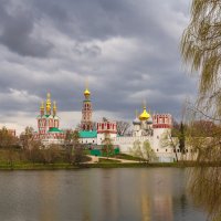 Новодевичий монастырь... :: Сергей Кичигин