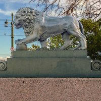 Лев в полный рост на спуске к Неве у Дворцового моста :: Стальбаум Юрий 