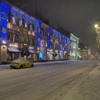 Улица Петровка под снегом. :: Евгений Седов