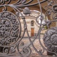 Фрагмент ворот монастыря :: Любовь Зинченко 