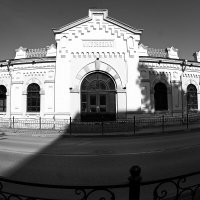 Старый вокзал старого городка в полдень :: M Marikfoto