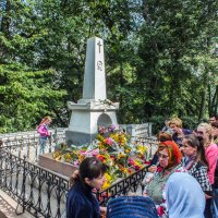 Памятник на могиле Пушкина в Святогорском монастыре :: Стальбаум Юрий 
