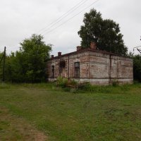 Старинное здание в посёлке при станции Половцево :: Дмитрий 