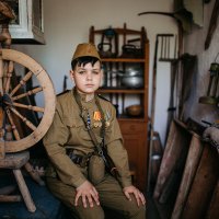 Мальчик в военной форме :: Евгений Николаев