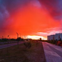Ухта, Республика Коми. Фантастический северный закат, солнце подсвечивает тучи и дождик слева :: Николай Зиновьев