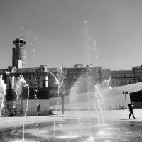 Поющий, танцующий фонтан у Павелецкого вокзала. :: Владимир Драгунский