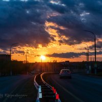 Закат над автотрассой :: Анатолий Клепешнёв