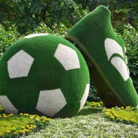 Топиарная скульптура из искусственной травы «Мяч и бутса» :: Глeб ПЛATOB