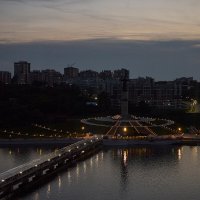 Вечер в Чебоксарах, Световой мост и статуя :: Олег Манаенков