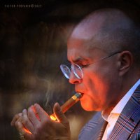 a man lighting a cigar :: Виктор Перякин