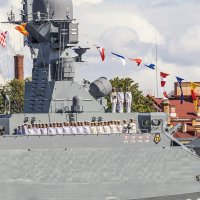 Моряки "Великого Устюга" приветствуют отцов-командиров троекратным  "Ура!" :: Стальбаум Юрий 