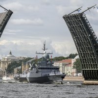 Через ворота разводного пролёта Дворцового моста идёт парадный строй :: Стальбаум Юрий 