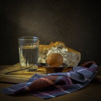 Хлеб,стакан воды и яйцо :: Алексей Мезенцев