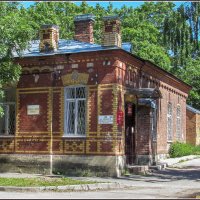 Старый каменный дом в Гатчине. :: Любовь Зинченко 