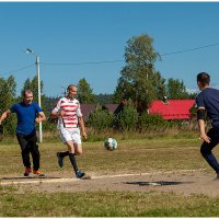 День физкультурника. Играют ветераны с молодыми. :: Валентин Кузьмин