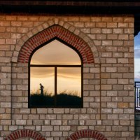 Отражение в окне крепостной стены... :: Светлана Фокша