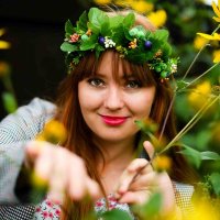 Спрятавшись в цветы и ветки Катя трудится в разведке! :: Анатолий Разгуляев