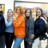 Студенты на выставке Жигаловой С. :: Евгений 