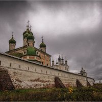 "У старой монастырской стены"© :: Владимир Макаров