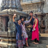 Индийские девочки на фоне древнего храма :: Олег Ы