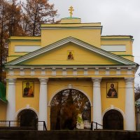 Врата Тихвинского Успенского монастыря :: Сергей Кочнев