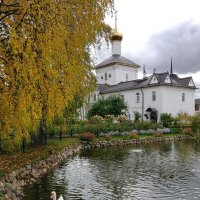 Октябрь, на пруду Толгского монастыря :: Николай Белавин