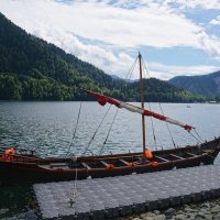 Лодка на озере Рица :: Наталия Григорьева