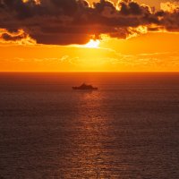Освещенный вечерним солнцем военный корабль :: Дарья Меркулова