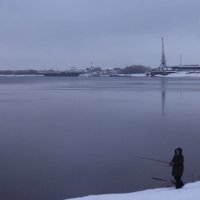 Ноябрь...Река. Женщина-рыбачка! :: Владимир 