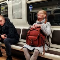 Утром в Петербургском метро :: Майя Жинкина