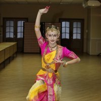 Девочка с индийским танцем. :: Александр Дмитриев