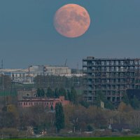 восход Луны над промзоной :: Виталий 