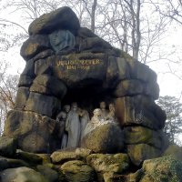 Памятник - грот Юлиусу Зейеру в Праге :: Ольга Довженко