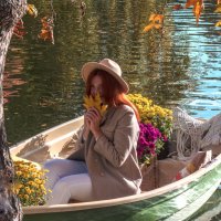 Осенний портрет,,девушка в  лодке :: Валентин Семчишин