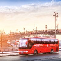 Красный автобус в городе :: Юлия Батурина