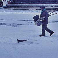 Декабрь...Снегоборец с лопатой! :: Владимир 