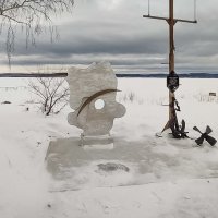 Памятная стела, посвященная падению метеорита в озеро Чебаркуль. :: Надежда 