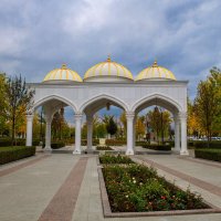 Парк вокруг Мечети "Гордость мусульман" г. Шали, Чечня. :: Дина Евсеева