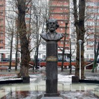 Памятник-бюст Константину Циолковскому в Москве :: Ольга Довженко