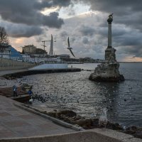 Вечером у памятника Затопленным кораблям :: Игорь Кузьмин