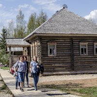 Музей деревянного зодчества Витославицы. Крестьянская изба крытая осиновой щепой (черепицей) :: Стальбаум Юрий 