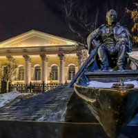 Памятник М.А. Шолохову на фоне музея современного искусства :: Георгий А