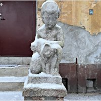 Старая скульптура у старого дома. :: Валерия Комова