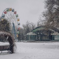 Снегопадение в парке :: Константин Бобинский