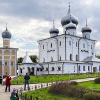 Два церковных здания на территории Хутынского монастыря :: Стальбаум Юрий 