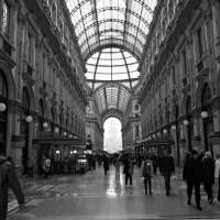 Внутри галереи  Galleria Vittorio Emanuele II Милан Италия :: wea *
