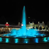 Музыкальный фонтан в Кисловодске, центр притяжения отдыхающих вечером. :: Евгений Седов