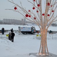 Уборка снега на катке :: Татьяна Лютаева