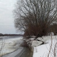 Ломает лёд река Ока :: Galina Solovova